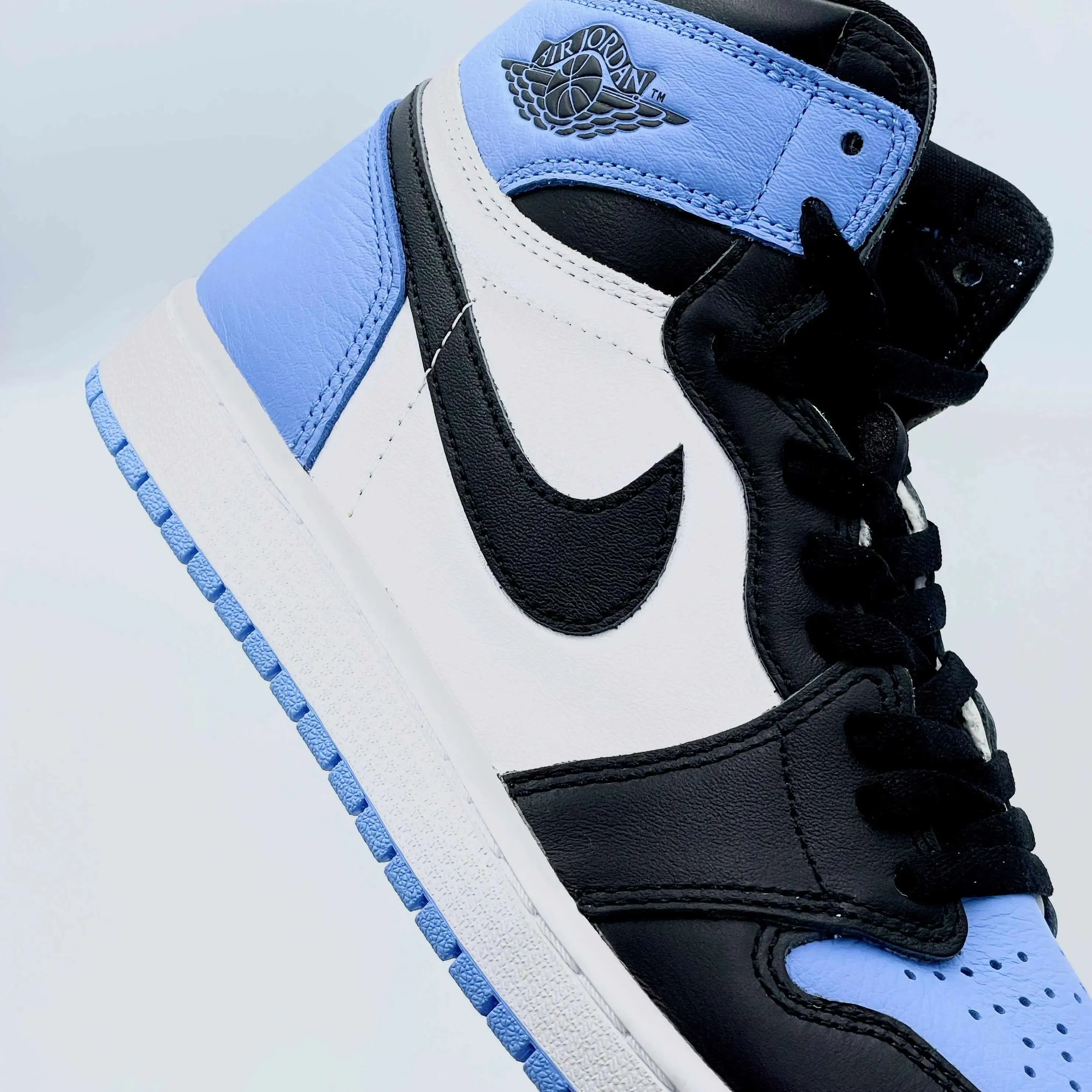 Jordan 1 Retro High OG UNC Toe